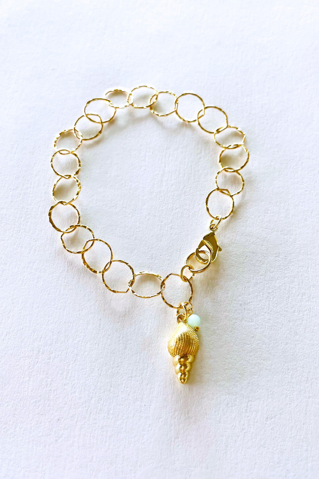 Hawai'i Sea Shell Gold Hammered Circle Bracelet