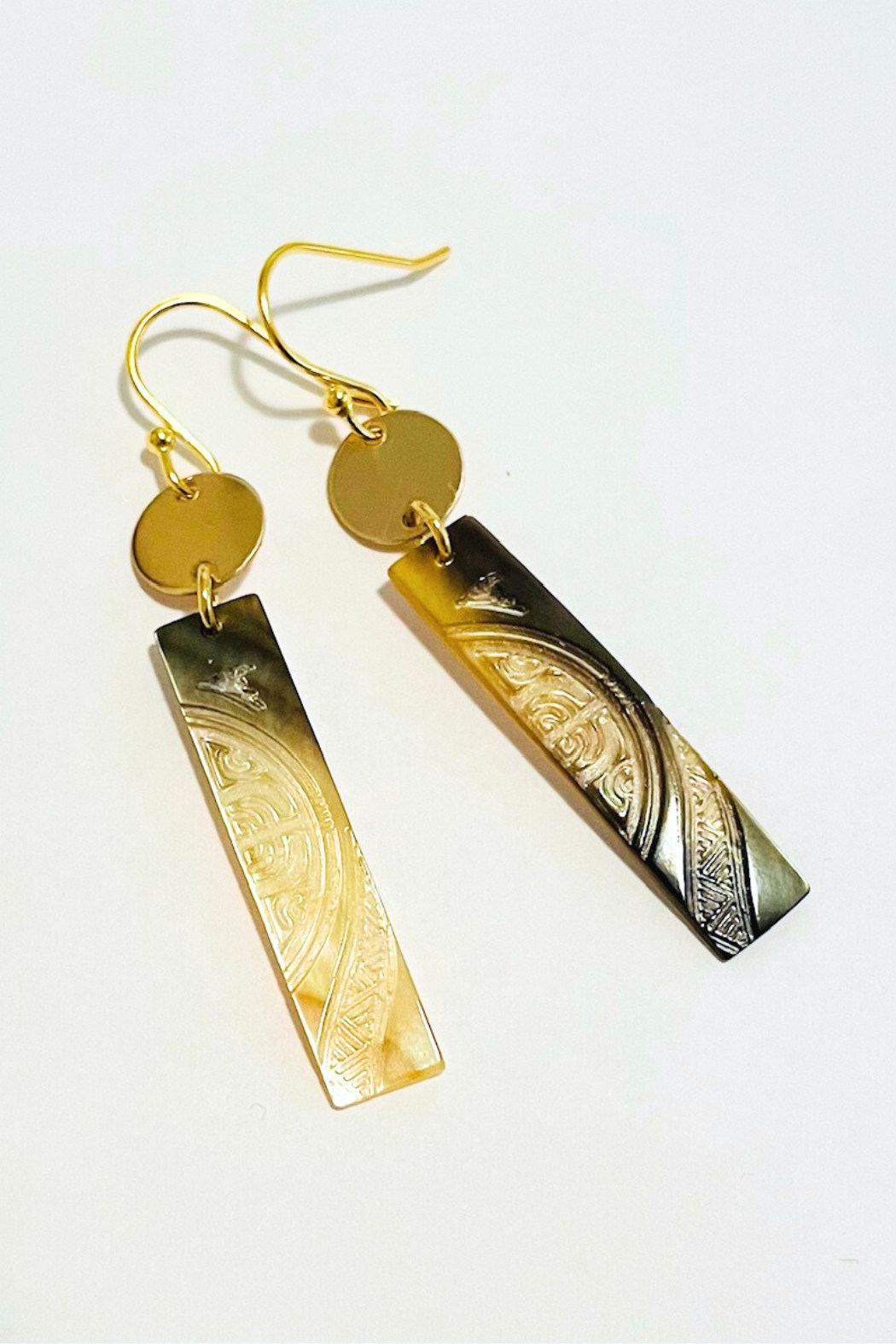 Kekoa Small Gold Disc Carved Shell Earring